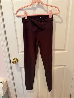 Old Navy Extra High Rise Powersoft Go-Dry Twist Front Burgundy Leggings size M